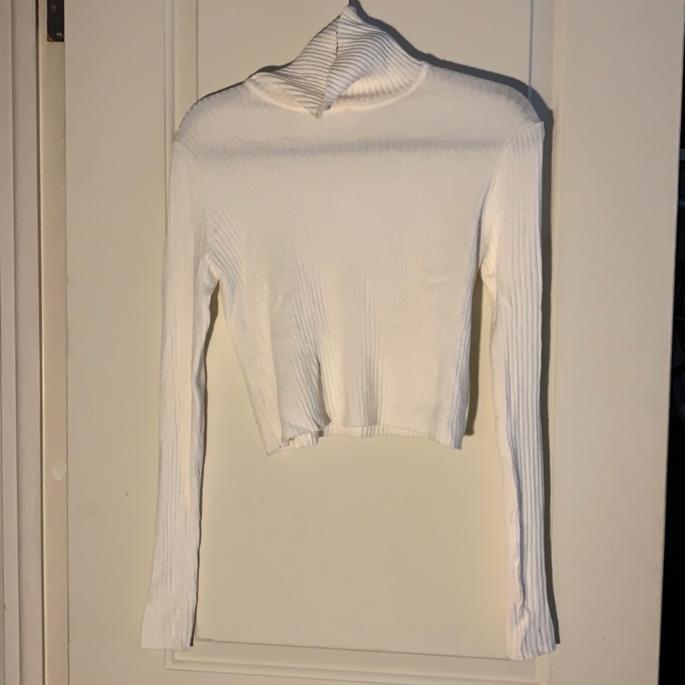 Cropped loose turtle neck sweater